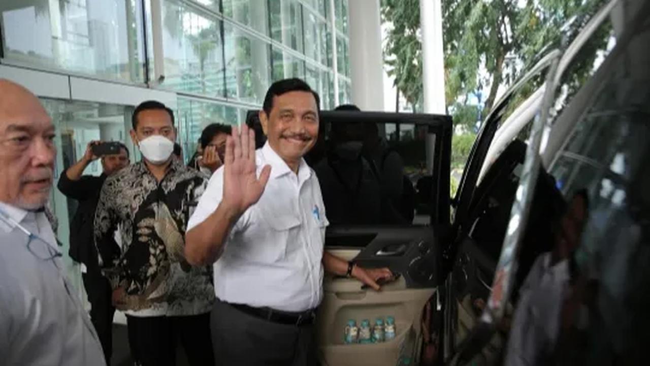 Meski kini dia sedang menjalani perawatan di Singapura, namun Luhut tetap memantau perkembangan yang ada di Tanah Air.
