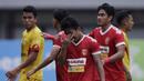 Gelandang Perseru Badak Lampung FC, Hariyanto Panto, menangis usai berhasil mengalahkan Bhayangkara FC pada laga Liga 1 2019 di Stadion Patriot, Bekasi, Jumat (16/8). Bhayangkara FC takluk 0-1 dari Badak Lampung FC. (Bola.com/M Iqbal Ichsan)