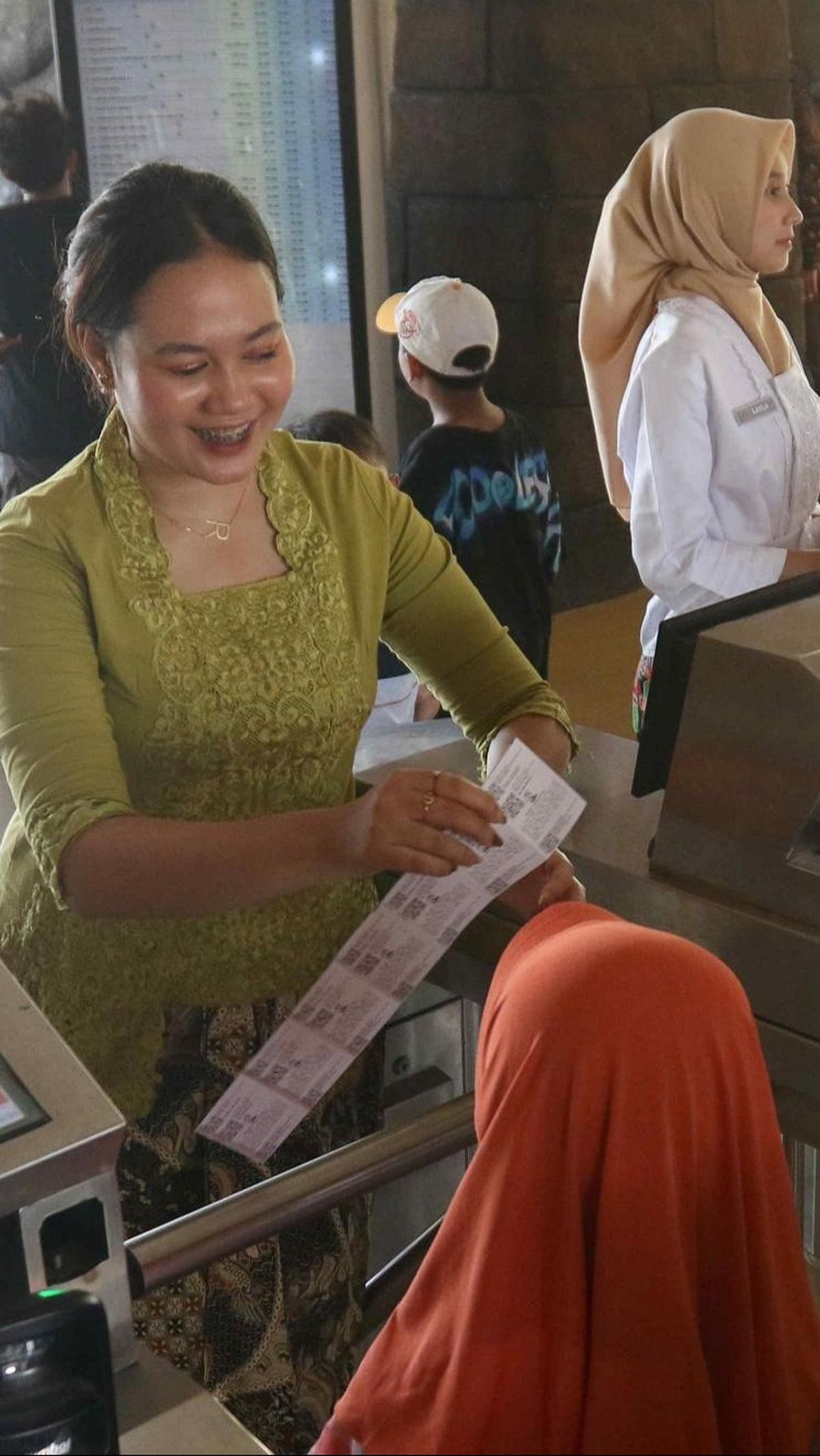 Karyawati Taman Impian Jaya Ancol saat melayani pengunjung yang akan masuk ke dalam kawasan Ancol di Gerbang timur.