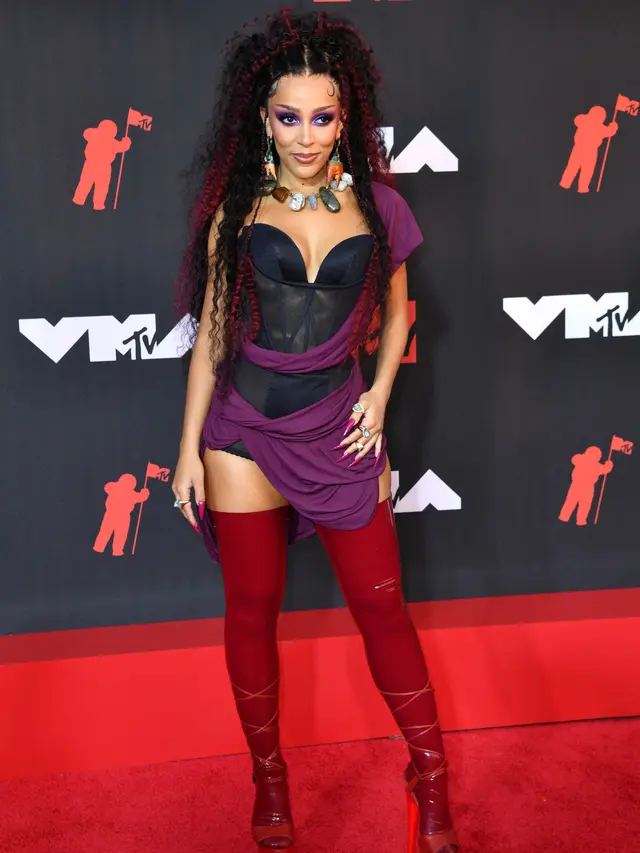 6 Tampilan Fenomenal nan Nyentrik di MTV VMA 2021