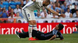 Pemain Real Madrid, Karim Benzema, bereaksi saat ingin dipeluk seorang pengemar pada laga melawan Osasuna di Stadion Santiago Bernabeu, Madrid, Spanyol, Sabtu (10/09/2016) malam WIB. Real Madrid menaklukkan Osasuna, 5-2. (Reuters/Juan Medina)