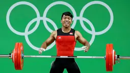 Ekspresi Deni, atlet angkat besi asal Indonesia saat berhasil melakukan angkatan di kelas 77kg Olimpiade 2016 Rio de Janeiro, Brasil, Rabu (10/8). Deni gagal menambah perolehan medali kontingen Indonesia di Olimpiade 2016. (REUTERS/Athit Perawongmetha)