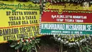 Karangan bunga yang ditujukan untuk Ketua DPR, Setya Novanto di RSCM Kencana, Jakarta, Minggu (19/11). Setya Novanto saat ini menyandang status tahanan KPK dalam kasus korupsi proyek pengadaan KTP Eletronik (E-KTP). (Liputan6.com/Herman Zakharia)
