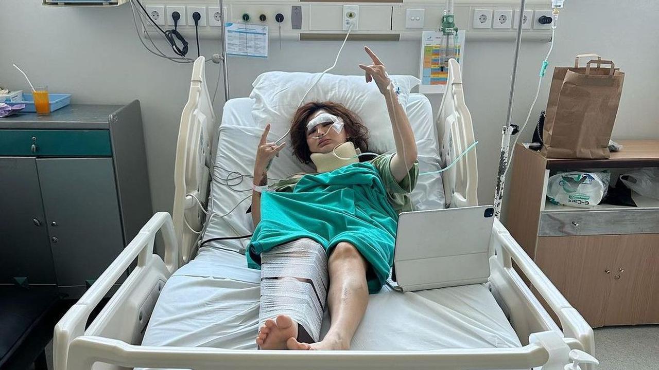 "Besoknya operasi, kakiku digips lututnya sama dipen di mata kaki. Terus mesti CT Scan soalnya aku muntah-muntah terus," lanjut Angela Lee.