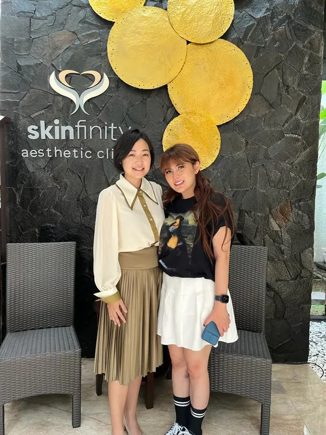 Angela Lee dan Dokter Evelyne Anggun