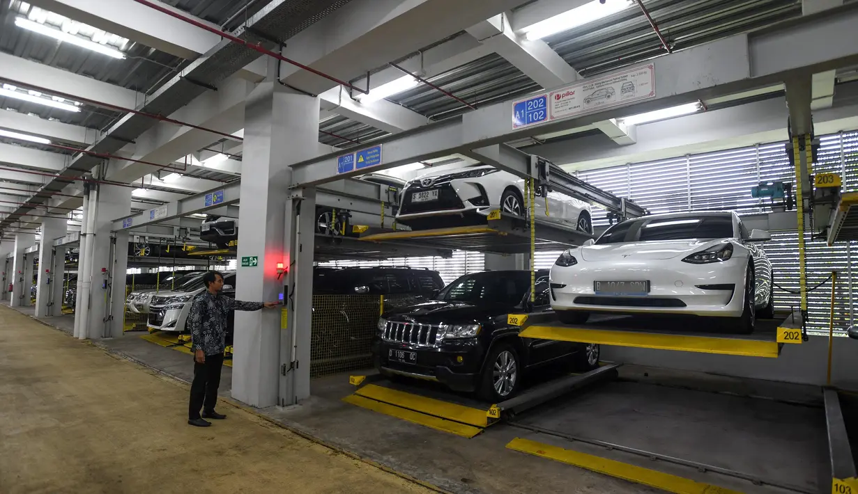 Petugas mengatur penyimpanan mobil rampasan dari koruptor di Rumah Penyimpanan Benda Sitaan dan Rampasan (Rupbasan) Komisi Pemberantasan Korupsi (KPK) di Jalan Dewi Sartika, Cawang, Kramat Jati, Jakarta Timur, Selasa (7/1/2025). (merdeka.com/Arie Basuki)