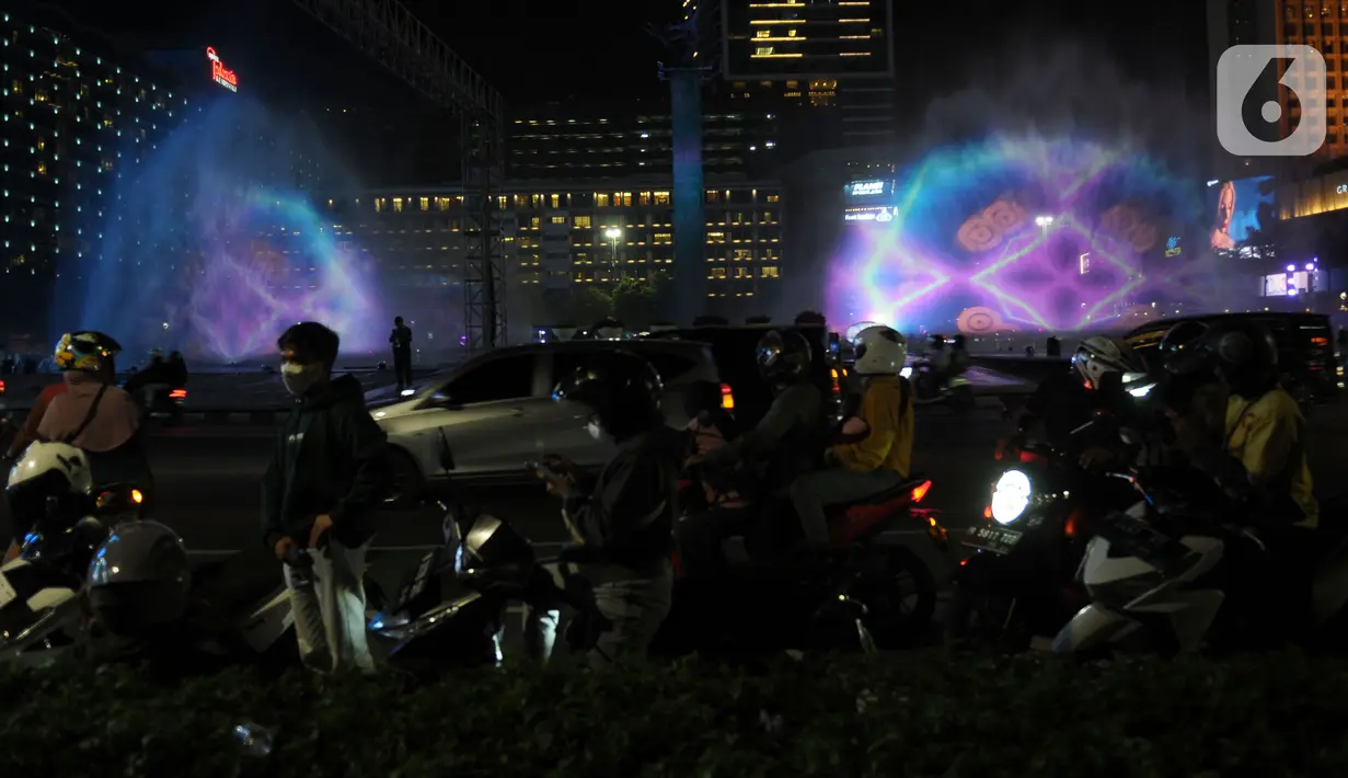 <p>Pemprov DKI Jakarta menggelar perayaan malam tahun baru 2024 di Bundaran HI dengan menampilkan pertunjukan water screen, atraksi drone, dan video mapping. (merdeka.com/Imam Buhori)</p>