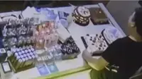 (Foto: © SCMP) Pria yang nekat mencuri pajangan kue dari hasil rekaman CCTV.