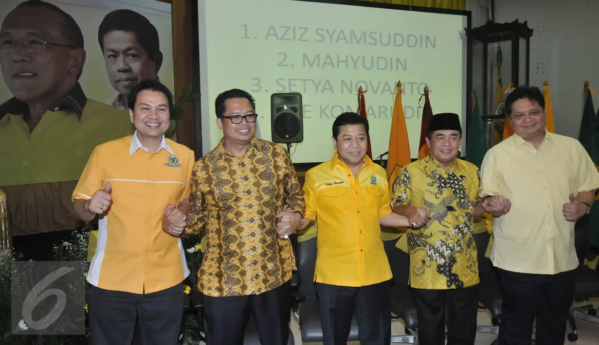 Sejumlah calon Ketua umum Partai Golkar bersalaman di Jakarta, Sabtu (7/5). Nomer urut tersebut akan di gunakan pada pemilihan Ketua Umum saat Penyelenggaraan Munaslub Golkar pada tanggal 15 Mei 2016 di bali. (Liputan6.com/Johan Tallo)