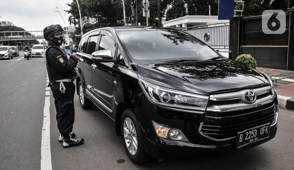 Petugas keamanan mengawal kendaraan yang ditumpangi penyidik KPK saat mendatangi Gedung Mina Bahari KKP, Jakarta, Rabu (25/11/2020). Kedatangan penyidik KPK sebagai tindak lanjut penyelidikan terkait penangkapan menteri Edhy Prabowo dan sejumlah pegawai KKP. (merdeka.com/Iqbal Nugroho)