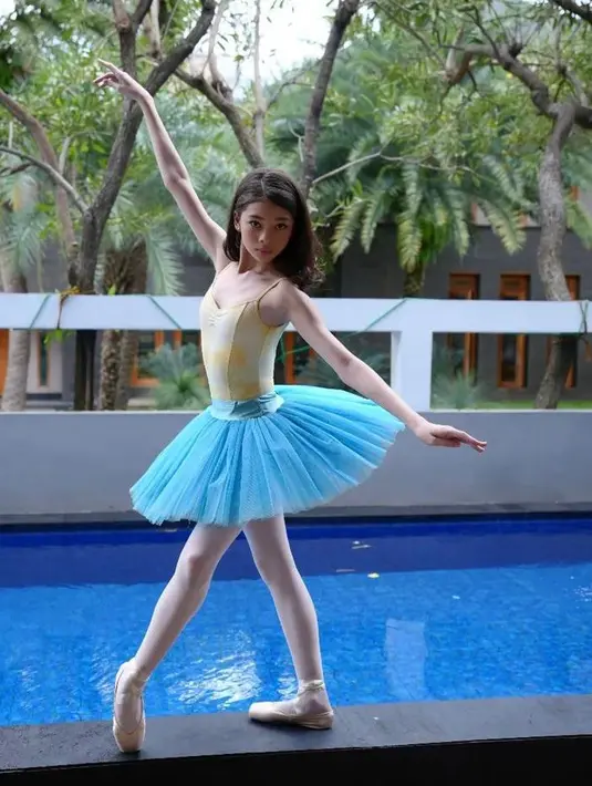 Di Akun Instagram pribadinya, Nada kerap membagikan potret kegiatannya sebagai ballerina (Instagram/nada_tarina_putri).