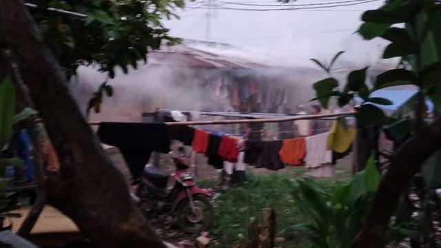 Sebuah ruko di Jalan Raya Bogor, Pasar Rebo, Jakarta Timur, diterjang tanah longsor.