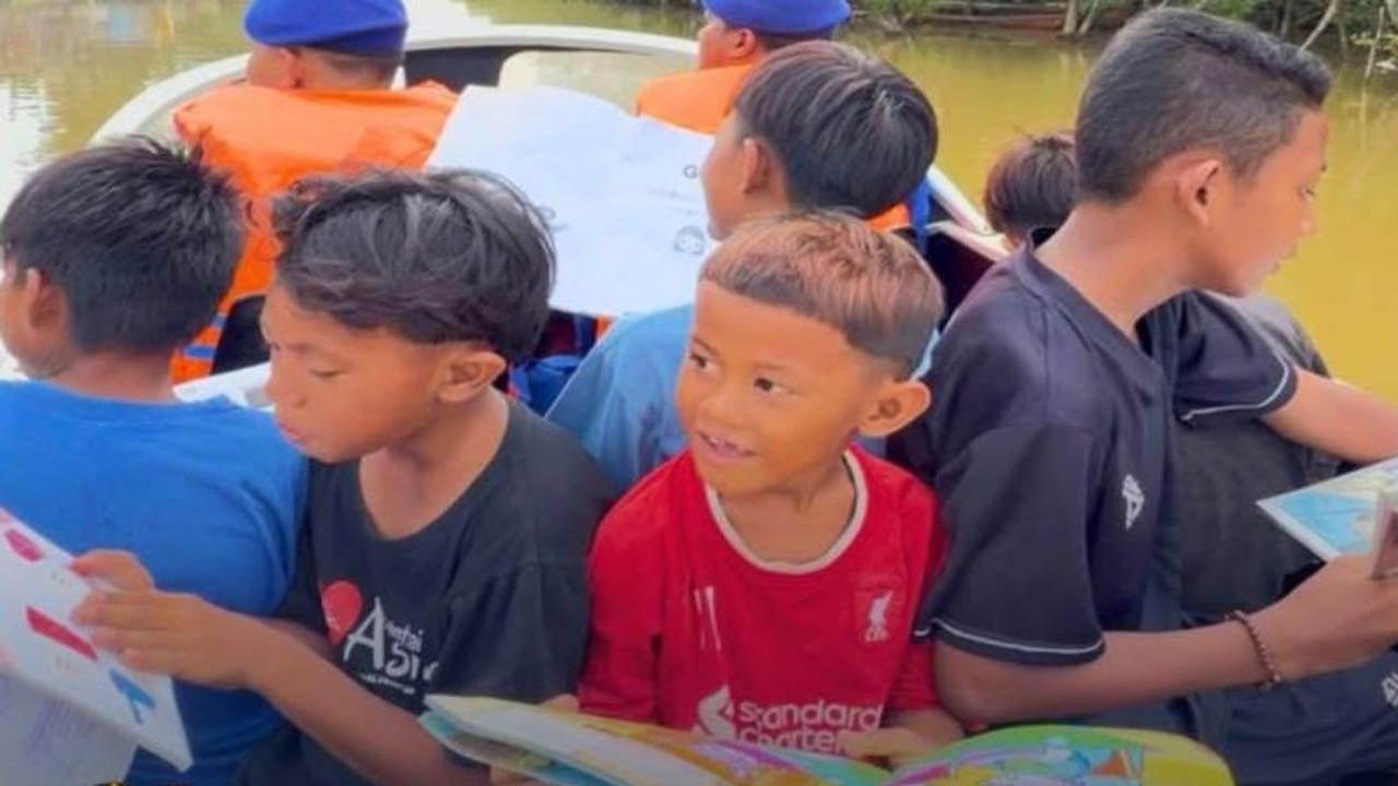 Perpustakaan Apung Polairud Tingkatkan Literasi Anak Pesisir Tanah Laut