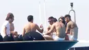 Neymar tampak mengenakan alat pemulih tulang punggungnya saat liburan bersama kekasih dan kawan-kawannya (Dailymail)