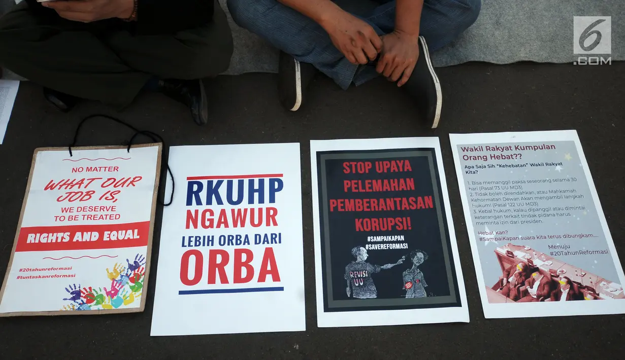 Aktivis membeberkan pamflet saat peringatan 20 tahun reformasi di Silang Monas Barat Laut, Jakarta, Senin (21/5). Dalam aksinya, mereka membacakan sepuluh agenda reformasi yang harus dituntaskan pemerintah. (Liputan6.com/Helmi Fithriansyah)