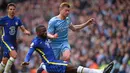 Manchester City gantian memiliki peluang di menit ke-24. Usai menerima umpan dari Jack Grealish, Kevin De Bruyne berusaha melepaskan tendangan ke gawang Chelsea dari ruang tembak yang sempit. Usahanya masih digagalkan kiper Chelsea Kepa Arrizabalaga. (AFP/Oli Scarff)