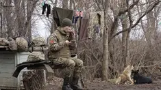 Tentara wanita Ukraina beristirahat di dekat posisi pertempuran di garis pemisahan dari pemberontak pro-Rusia di dekat Debaltsevo, wilayah Donetsk, Ukraina (3/12/2021). Menteri pertahanan Ukraina memperingatkan bahwa Rusia dapat menyerang negaranya bulan depan.(AP Photo/Andriy Dubchak)