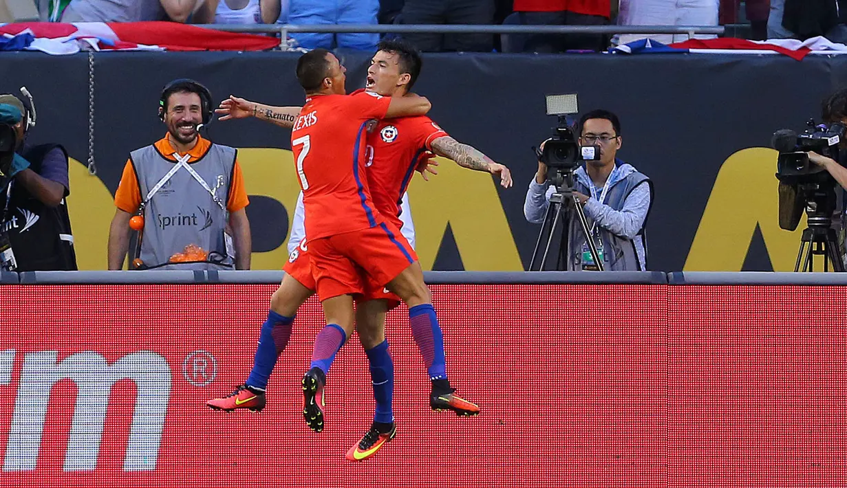Gelandang Chile, Charles Aranguiz (kanan) merayakan gol bersama lexis Sanchez usai mencetak gol ke gawang Kolombia pada pertandingan semifinal Copa America Centenario 2016 di Soldier Field, AS, (22/6). (Dennis Wierzbicki/ USA TODAY Sports)