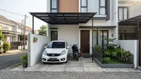 8 Desain Carport Sempit yang Tetap Muat Motor dan Mobil, Solusi Lahan Kecil