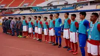 Para pemain dan official Timnas Indonesia U-16 menyanyikan lagu Indonesia Raya sebelum melawan Timor Leste pada laga grup G Piala AFC U-16 di Stadion Rajamangala, Bangkok, Senin (18/9/2017). Timnas Indonesia U-16 menang 3-1. (Bola.com/PSSI)