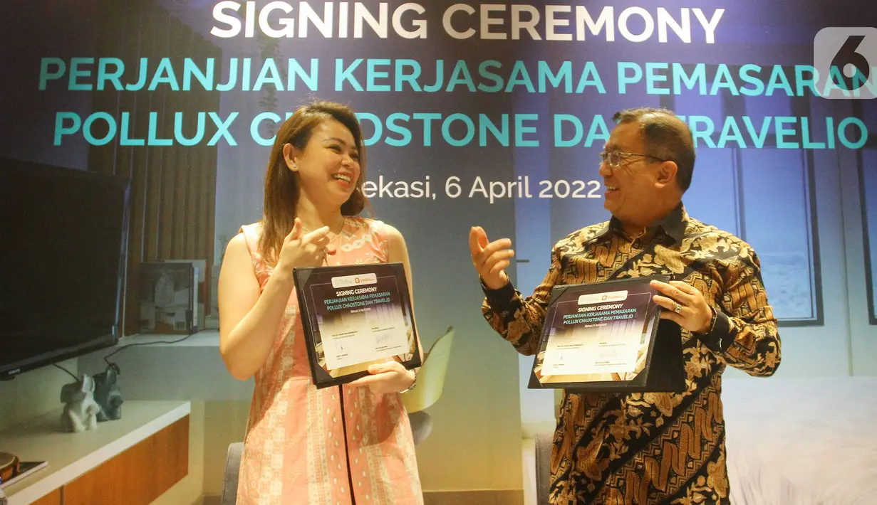 (Ki-Ka) VP of Business Development Travelio Felicia Gautama dan Direktur Utama Pollux Chadstone Yanto Zefania berbincang usai penandatanganan Perjanjian Kerja Sama (PKS) Jasa Pemasaran Penyewaan Apartemen di Cikarang, Bekasi (6/4/2022). (Liputan6.com/HO/Agus)