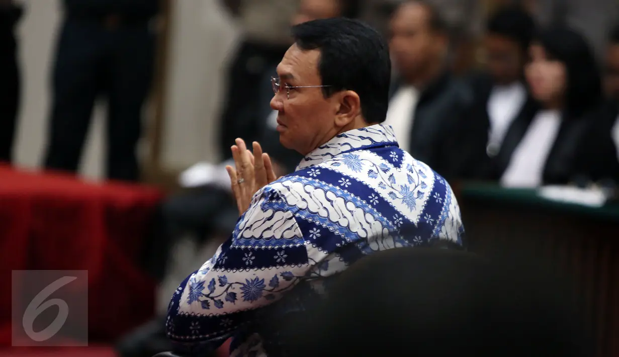 Terdakwa Basuki Tjahaja Purnama atau Ahok setelah mendengarkan pembacaan putusan sidang oleh Majelis Hakim di Kementan, Jakarta, Selasa (9/5). Pada sidang vonis, majelis hakim memvonis Ahok pidana penjara dua tahun. (Liputan6.com/RAMDANI/Pool)