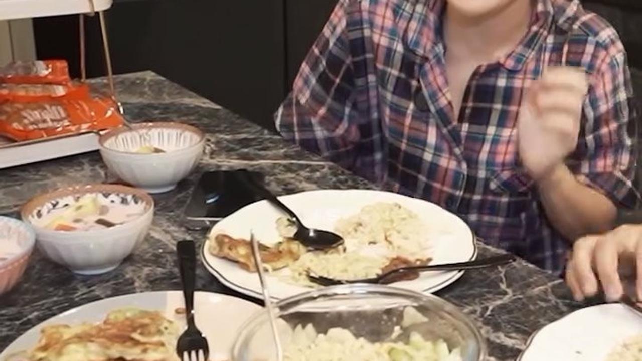 Perlihatkan Kedekatan Dengan Keluarga Sambil Tebak-Tebakan Kocak, Ini Momen Sahur Ayu Ting Ting