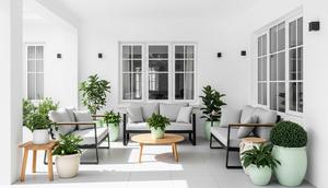 Model Teras Rumah Minimalis yang Nyaman untuk Aktivitas Keluarga (Image by Gemini AI)