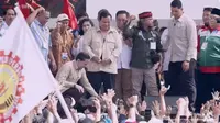 Momen Prabowo Buka Baju dan Melemparkannya ke Kerumunan Buruh di Monas