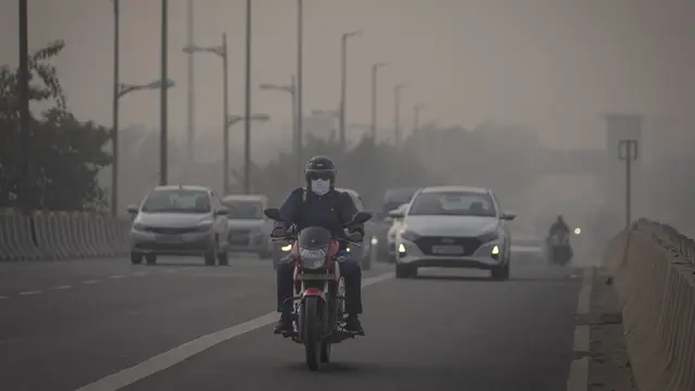 Masker kembali digunakan saat udara beracun menyelimuti New Delhi