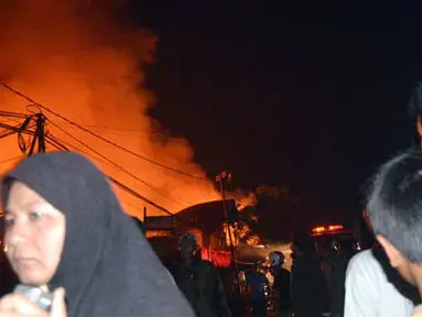 Citizen6, Samarinda: kebakaran yang terjadi pada pukul 00.00 WITA, dipicu dari  gas yang meledak. (Pengirim: Achmad Hidayat)