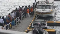 Penumpukan penumpang di pelabuhan Senggigi