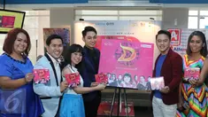 Para penyanyi Dangdut D'Academy berpose usai peluncuran VCD Karaoke di Cafetaria Indosiar, Jakarta, Kamis (6/10). Bintang-Bintang Dangdut Academy Indosiar merilis VCD karaoke bertajuk D'Acadamy Hits Collection. (Liputan6.com/Herman Zakharia)