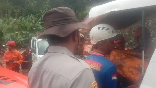 Evakuasi korban longsor di sebuah vila kawasan Puncak, Kampung Sukatani, Desa Tugu Utara, Kecamatan Cisarua, Kabupaten Bogor, pada Sabtu (5/7/2025) malam.