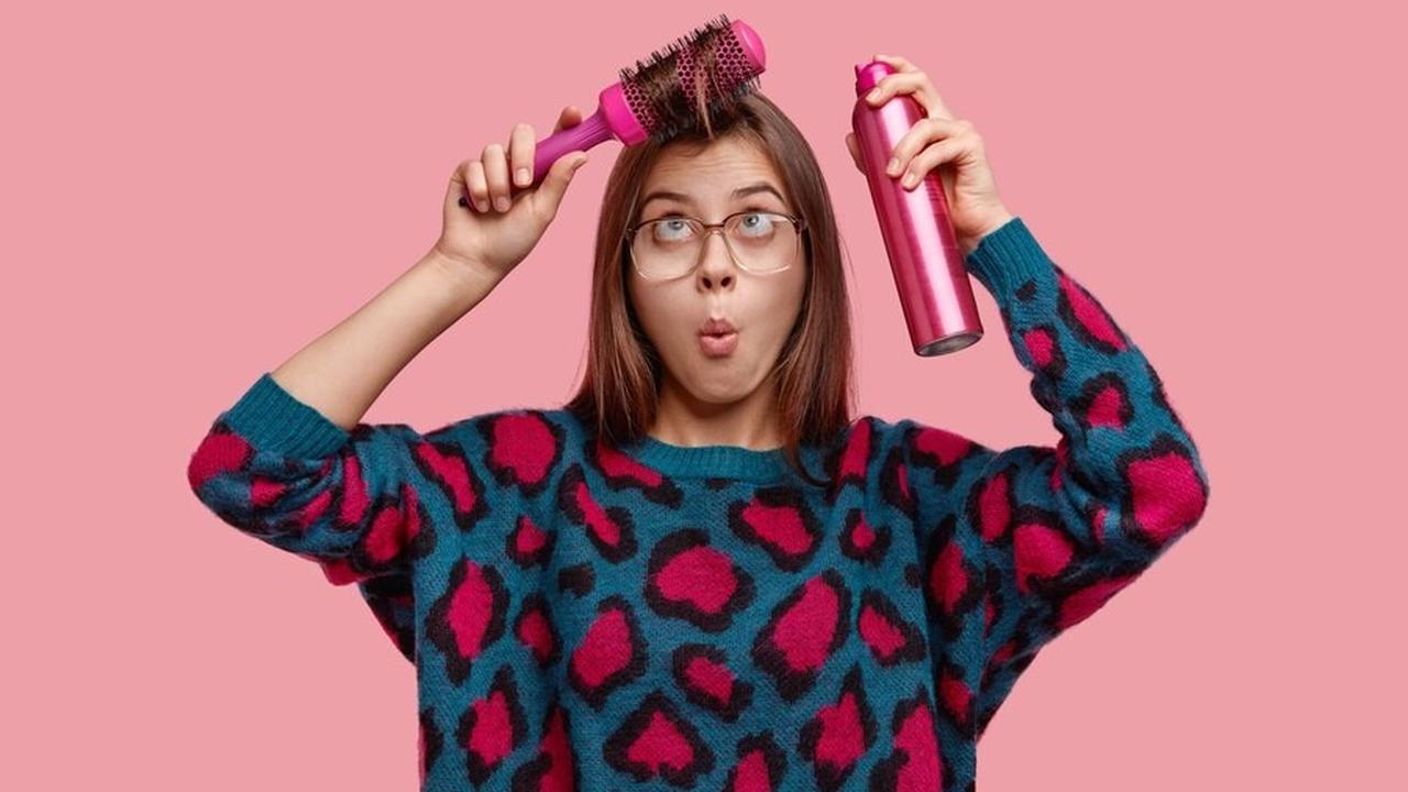 Ilustrasi Pakai Hairspray