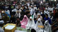 Satu keluarga bersama tiga orang lainnya mengucapkan dua kalimat syahadat di Masjid Raya An-Nur Pekanbaru, Jumat, 18 Mei 2018. (RIAUONLINE.CO.ID/AZHAR SAPUTRA)