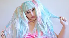 Amber hanya membutuhkan riasan saja untuk mendapatkan penampilan layaknya seorang tokoh anime.