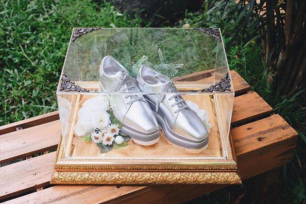 Randi memberikan sepatu silver karya desainer Stella McCartney kepada Tasya. Dirilis dari Popsugar, harga sepatu ini kurang lebih Rp 5 juta./Copyright instagram.com/seserahan_id