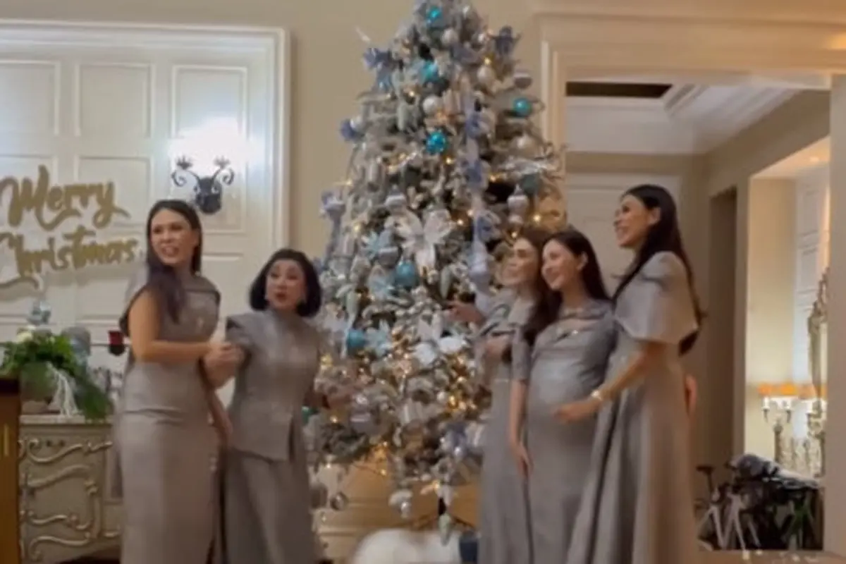 Natal Pertama Sebagai Istri dan Calon Ibu, Jessica Mila Tampil Kompak Bersama Kakak Ipar dengan Dress Silver yang Menawan