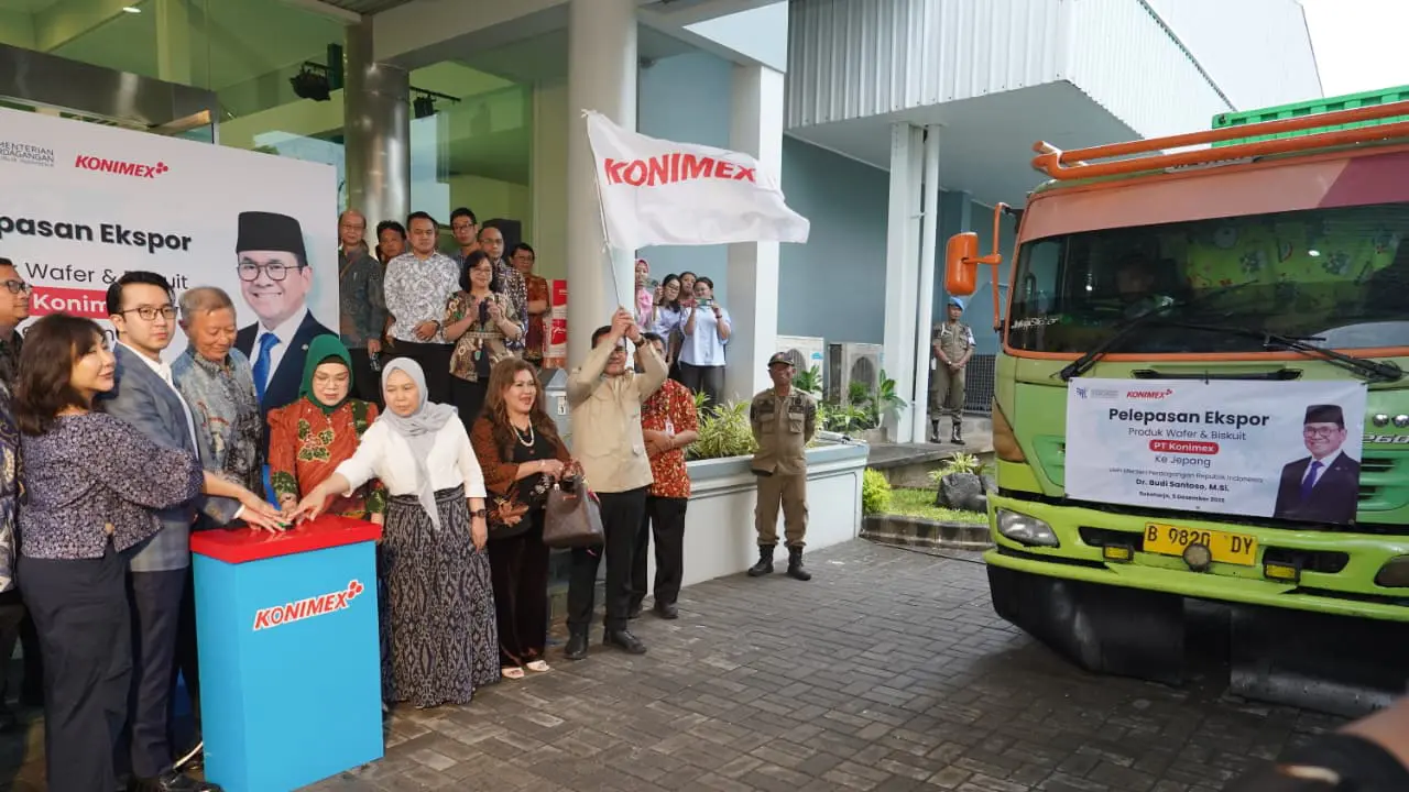 Menteri Perdagangan (Mendag) Budi Santoso melepas ekspor perdana satu kontainer produk makanan ringan jenis wafer dan biskuit. (Foto: Kementerian Perdagangan)