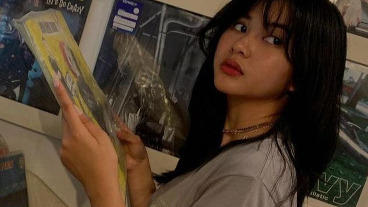 Dengan total lebih dari 100 judul FTV di bawah namanya, Adinda Azani telah menempatkan dirinya sebagai salah satu figur utama dalam industri tersebut, mengumpulkan pujian dan pengakuan yang mengesankan.<br>