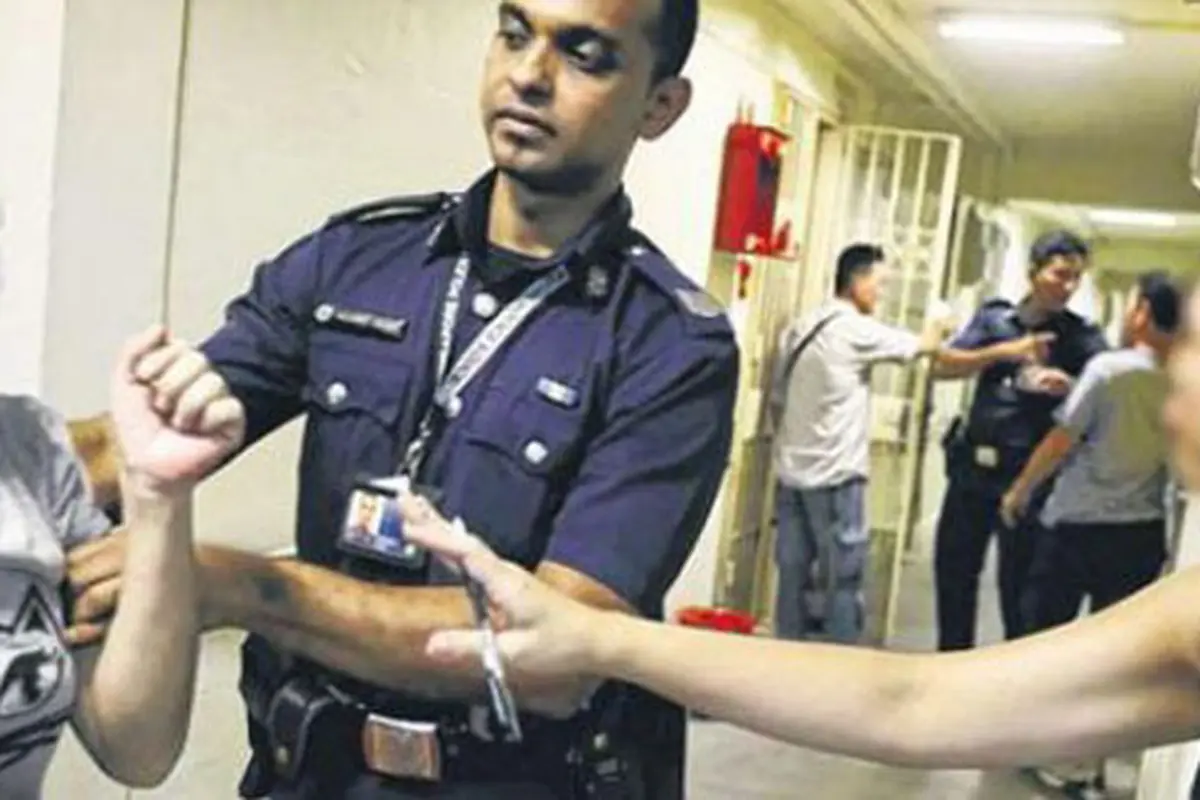 Pertengkaran yang dilerai polisi | Foto: copyright stomp.com.sg