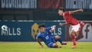 <p>Pemain Timnas Indonesia U-19, Alfriyanto Nico Saputro&nbsp;berebut bola dengan pemain Filipina, John Dale Reas Do dalam pertandingan babak penyisihan Grup A Piala AFF U-19 yang berlangsung di Stadion Patriot Candrabhaga, Bekasi, Jumat (8/7/2022). (Bola.com/Bagaskara Lazuardi)</p>