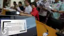 Sebuah monitor bertuliskan pernyataan bersama menolak Pergub 228 tahun 2015 terlihat saat konferensi pers di kantor LBH Jakarta, Jum'at (11/6/2015). Mereka menolak keras peraturan gubenur Jakarta No 228 Tahun 2015 . (Liputan6.com/Faizal Fanani)