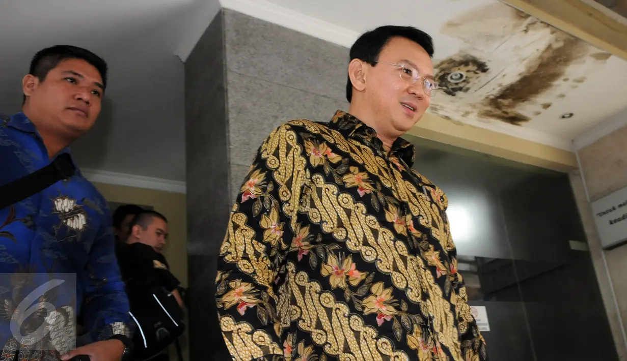 Gubernur DKI Jakarta, Basuki T Purnama (Ahok) usai diperiksa di Bareskrim, Jakarta, (21/6). Ahok menjalani pemeriksaan sebagai saksi dalam dugaan korupsi pengadaan uninterruptible power supply (UPS) pada APBD Perubahan 2014. (Liputan6.com/Helmi Afandi)  