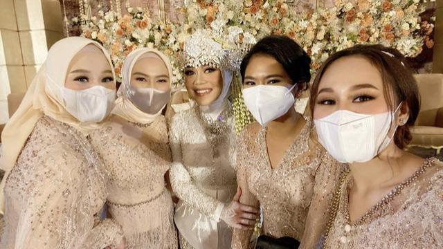 Potret Penampilan Para Bridesmaid di Acara Pernikahan Lesty Kejora dan Rizky Billar. (Sumber: Instagram/da3_rani)