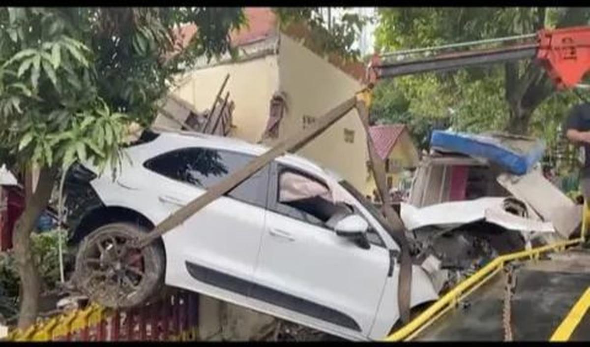 Porsche Nabrak Kantor Polisi