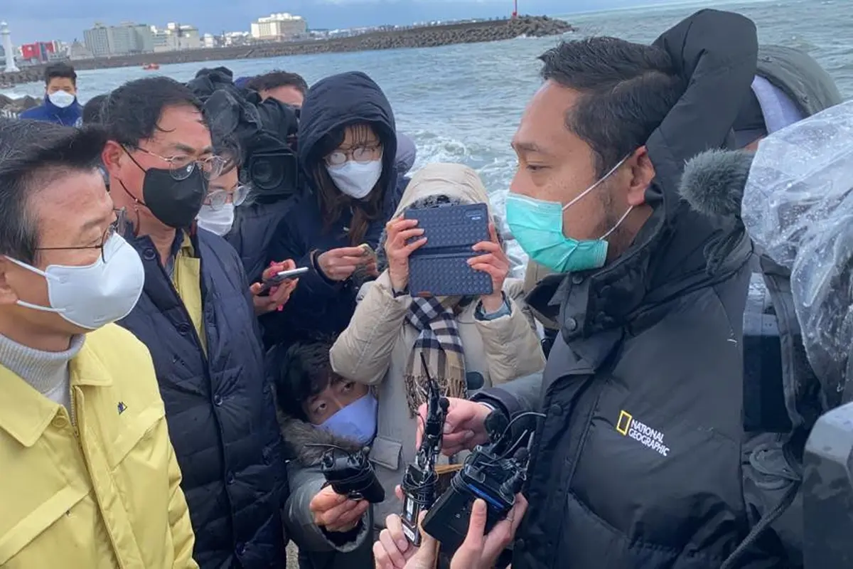 Ketua Tim KBRI, Puji Basuki, berdiskusi dengan Menteri Kelautan dan Perikanan Korsel, Moon Seong-hyeok, di lokasi operasi SAR awak kapal ikan "32 Myongminho"di Pulau Jeju, Korea Selatan, 31 Desember 2020. (KBRI Seoul)