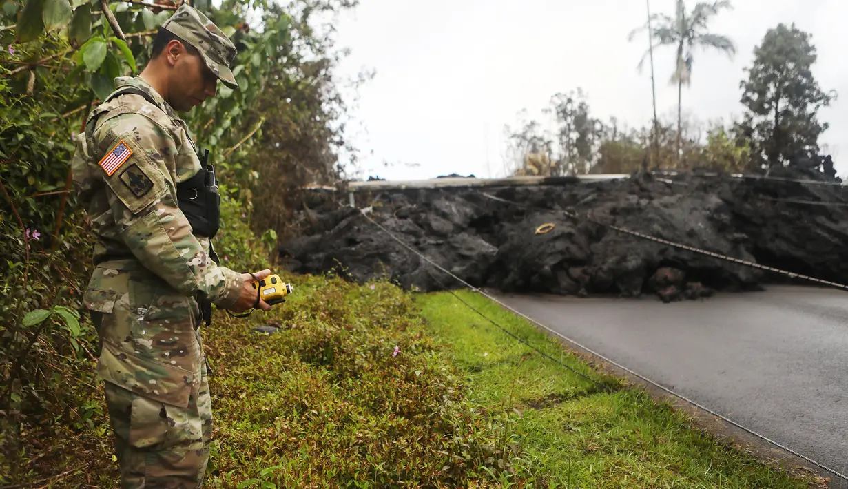 Garda Nasional Angkatan Darat AS memeriksa kadar gas sulfur dioksida di lahar dingin usai letusan gunung berapi Kilauea di Hawaii (8/5). (Mario Tama / Getty Images / AFP)