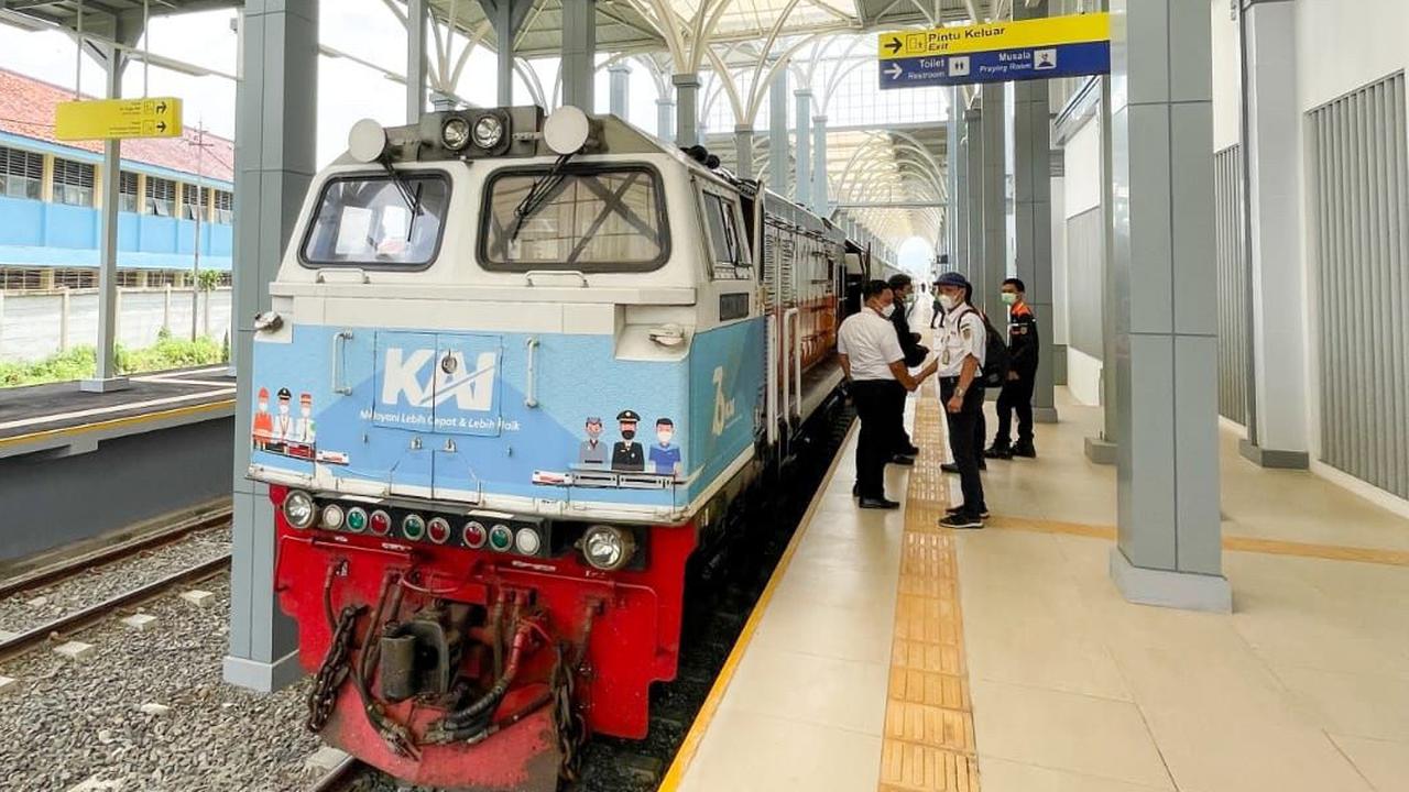 16 Perjalanan Kereta Api Dibatalkan Akibat Banjir Rendam Jalur Rel di Semarang, Ini Daftarnya